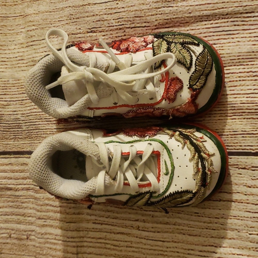 Nike Floral sneakers size 5c